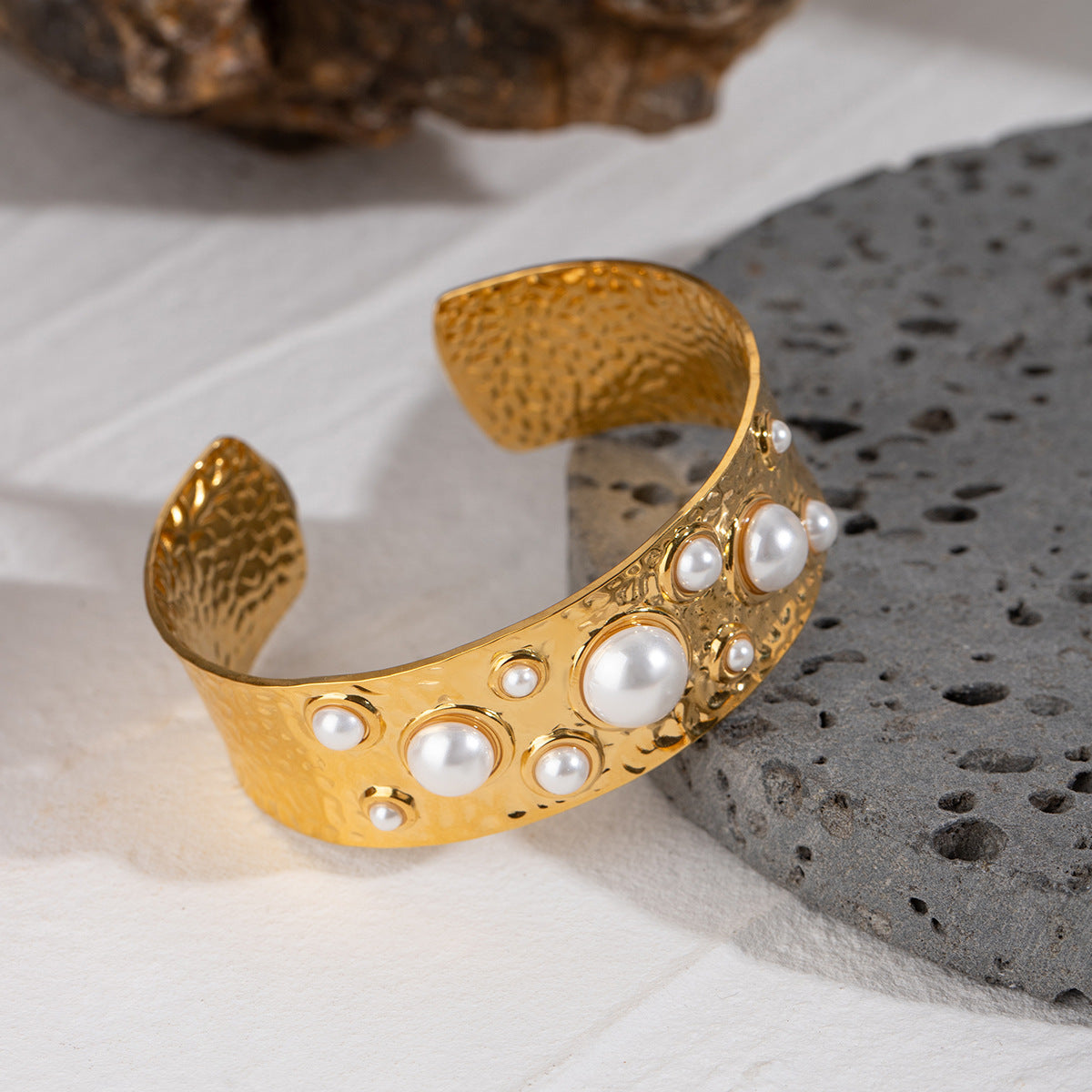 Damen Armreif mit eleganten Perlen und hypoallergener Edelstahlverarbeitung Shop Nory