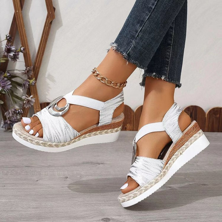Damen Keil-Sandalen mit Metallic-Optik, dekorativem Ring und Elastik-Fersenriemen Shop Nory