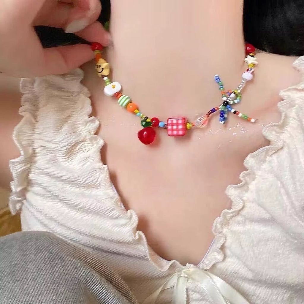 Damen handgefertigte Kette mit bunten Perlen und verspielten Anhängern Shop Nory