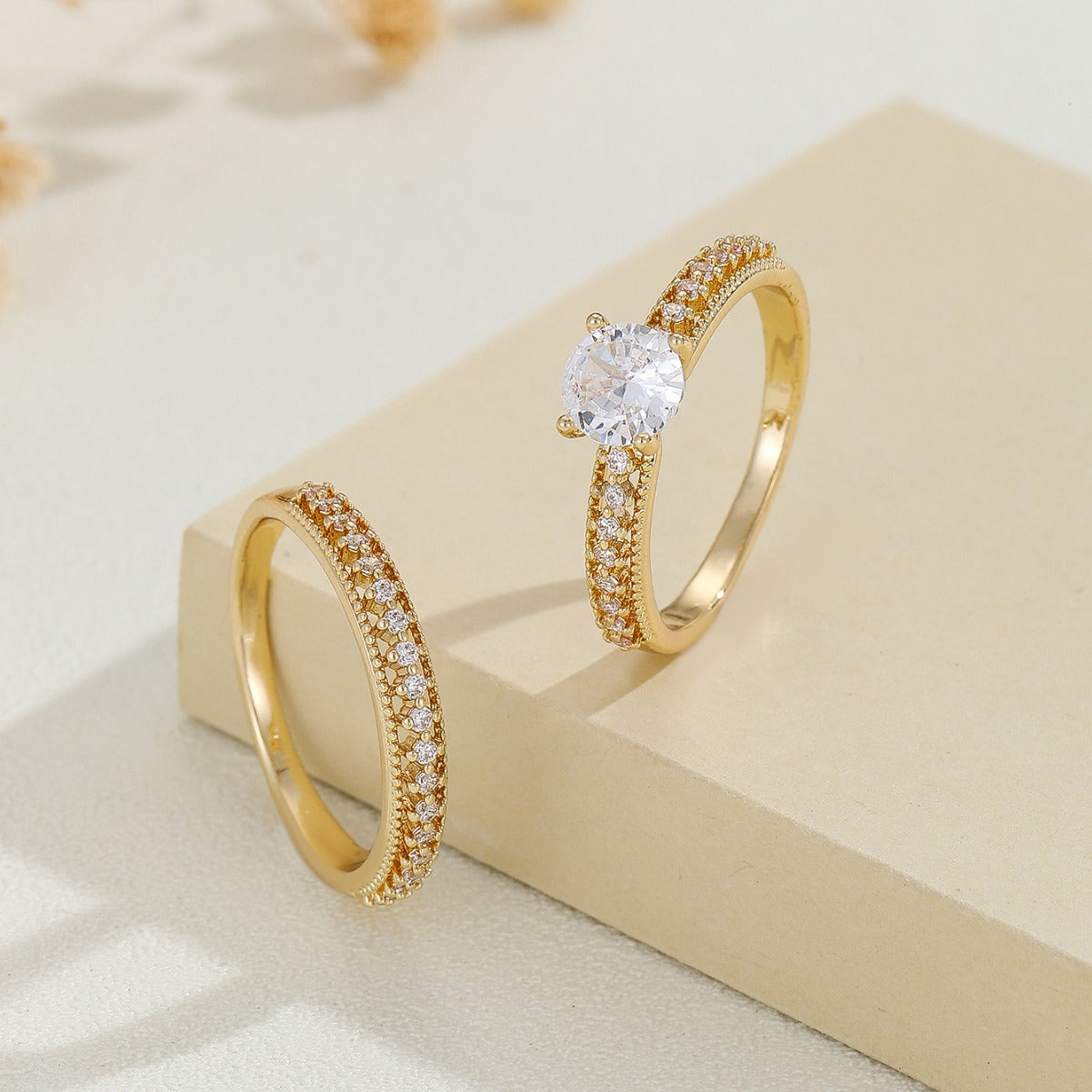 Damenring aus edlem goldfarbenem Metall mit funkelnden Kristallen Shop Nory