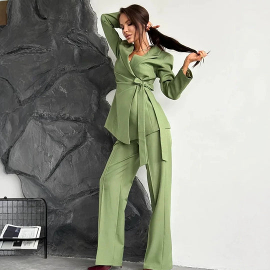 Damen Taillierter Blazer‑Mantel mit Bindegürtel und weiten Anzughosen Shop Nory