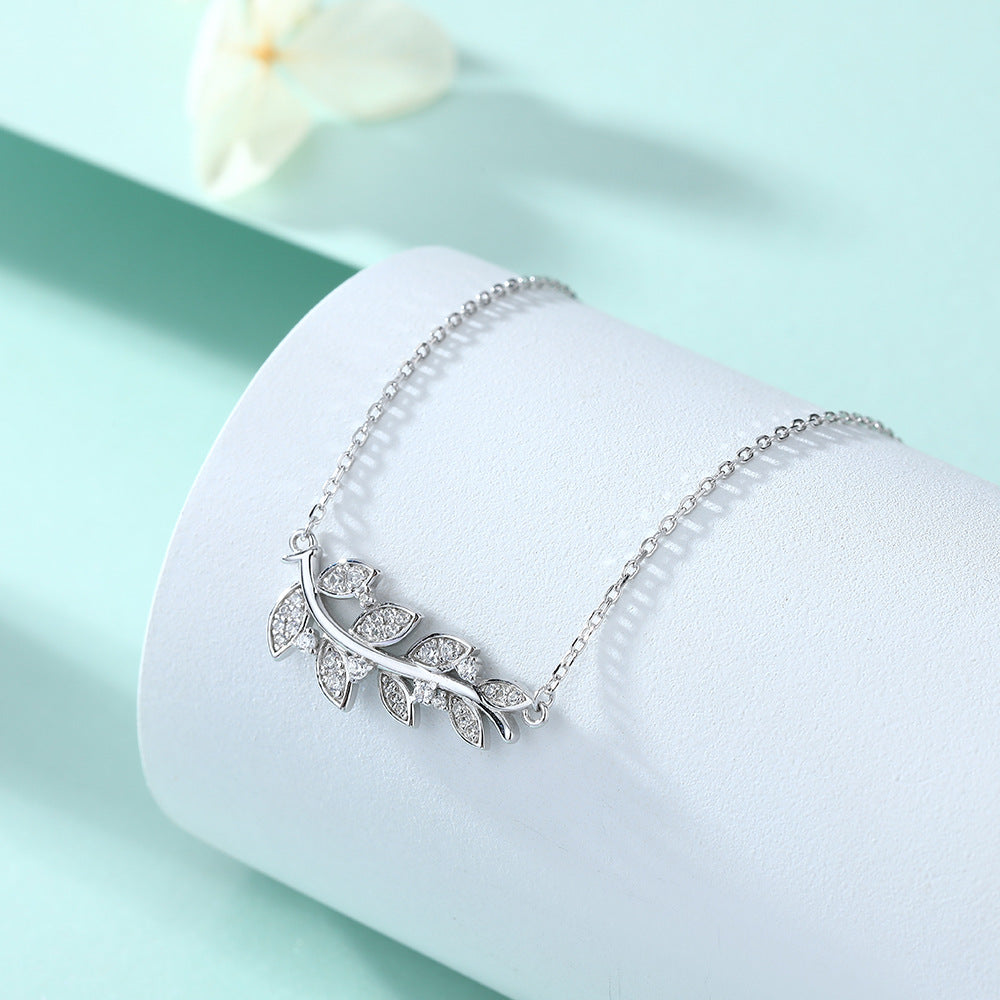 Damen Halskette mit elegantem Blattdesign und funkelnden Zirkonia Shop Nory