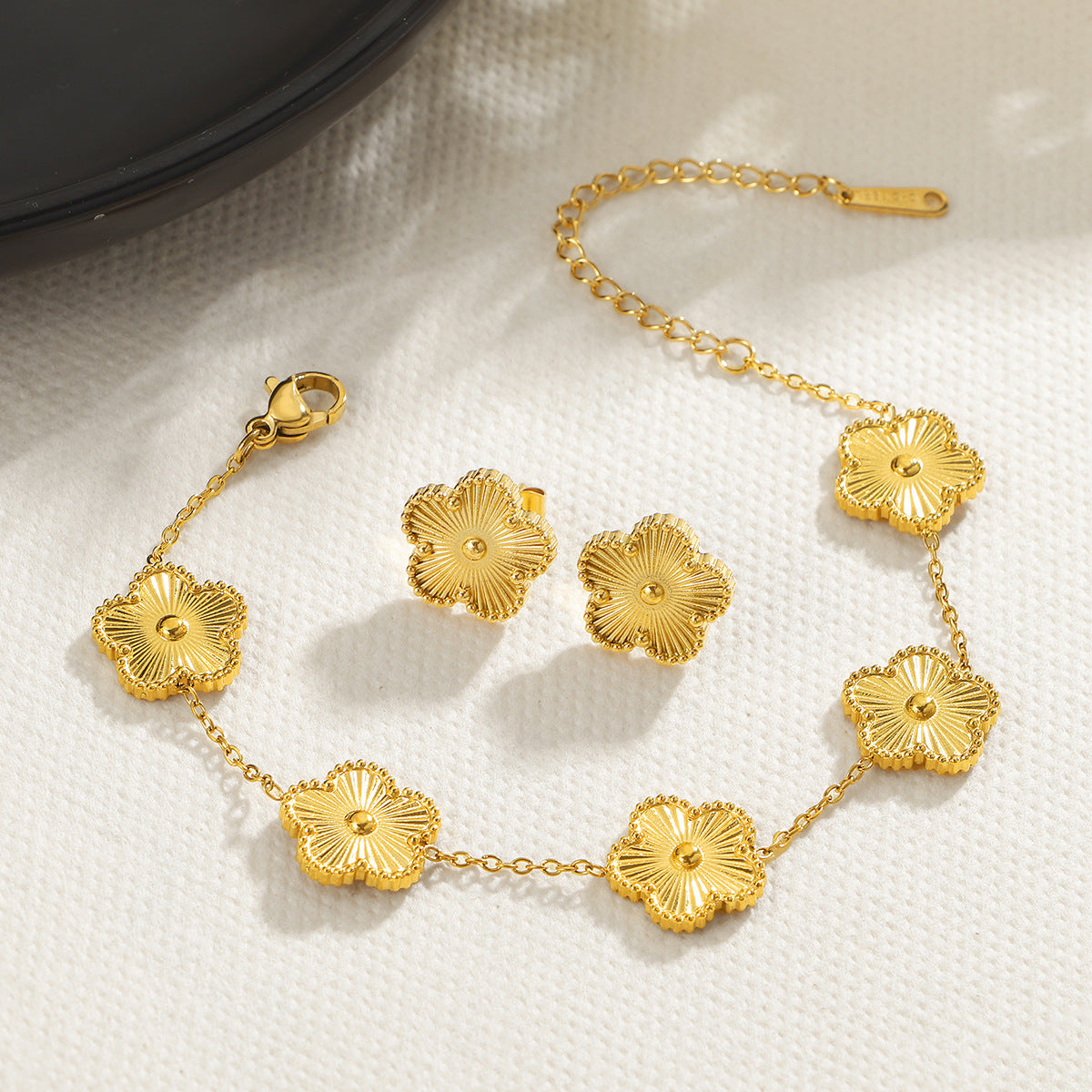 Damen zierliches Blumenarmband mit goldenen Details Shop Nory