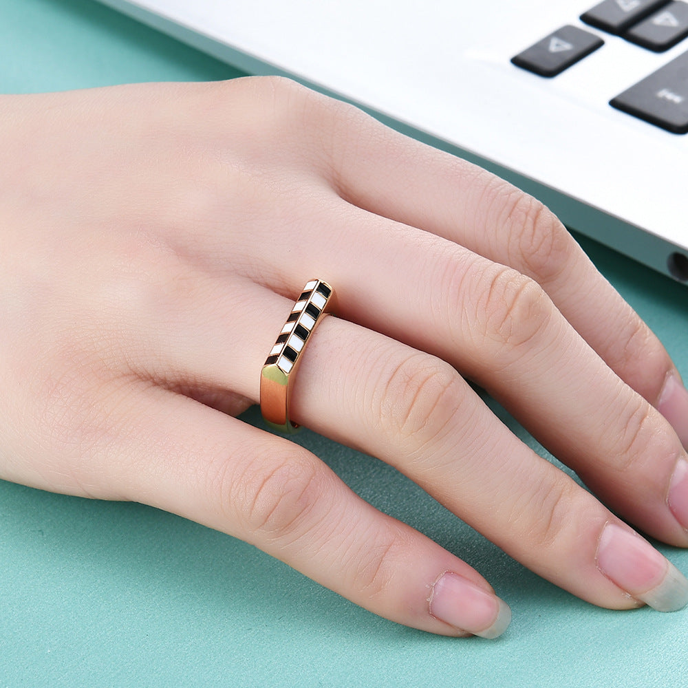 Damen Ring mit modernem Muster und glänzender Oberfläche Shop Nory