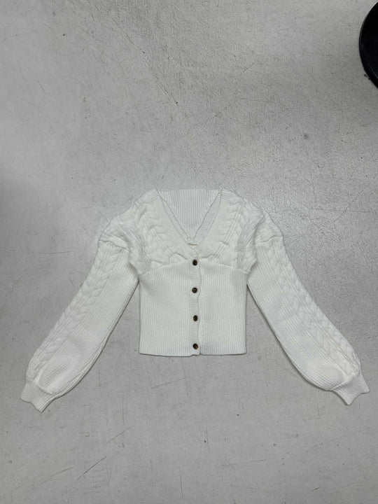 Damen nan taillierter Strickcardigan mit V-Ausschnitt, Zopfmusterärmeln und dekorativen Holzknöpfen Shop Nory