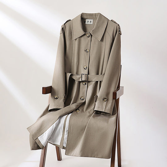 Herren Lang geschnittener Trenchcoat mit taillierendem Gürtel und dekorativen Schulterriegeln Shop Nory