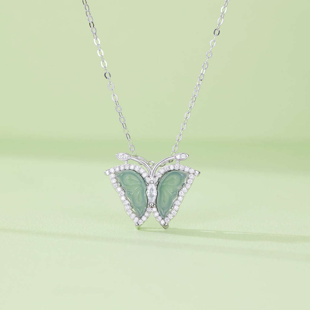 Damen Halskette mit kunstvollem Schmetterlingsanhänger aus grünem Jade und funkelnden Zirkonia Shop Nory
