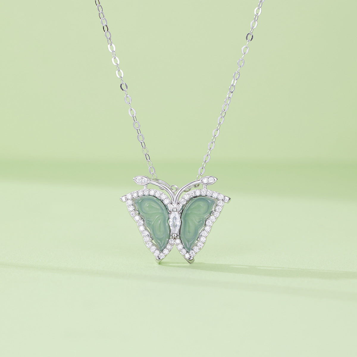 Damen Halskette mit kunstvollem Schmetterlingsanhänger aus grünem Jade und funkelnden Zirkonia Shop Nory