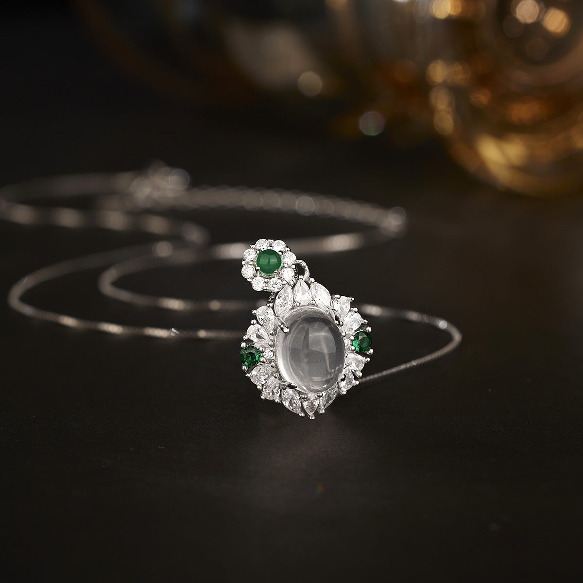 Damen Halskette mit exquisitem Edelsteinanhänger und funkelnden Zirkonia-Elementen Shop Nory