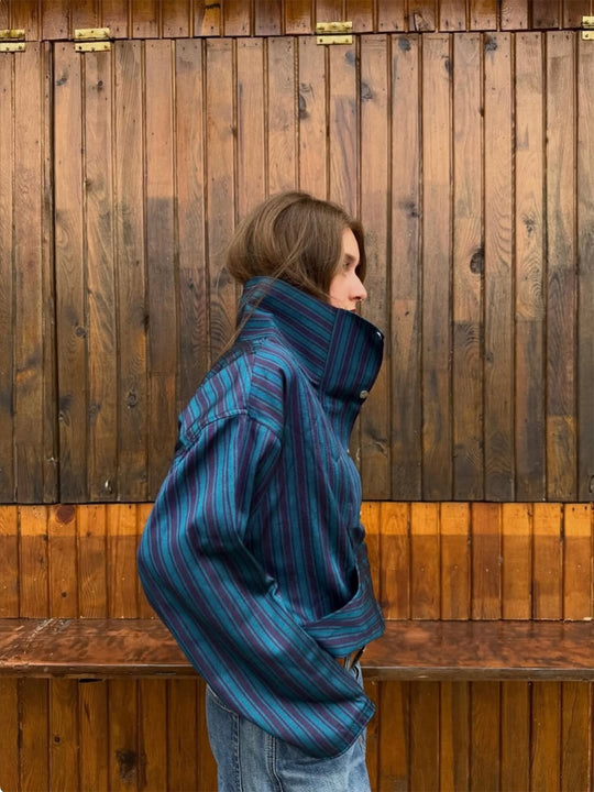 Damen Oversized Streifen-Pullover mit Halbreißverschluss, Stehkragen und Kängurutasche Shop Nory