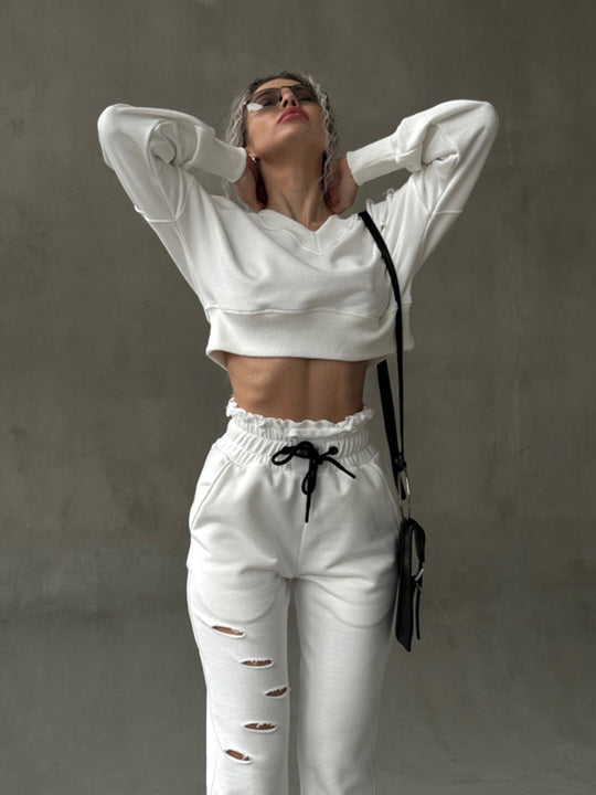 Damen kurzgeschnittenes Sweat-Set mit V-Ausschnitt, Rüschenbund Highwaist Jogginghose und Distressed-Details Shop Nory