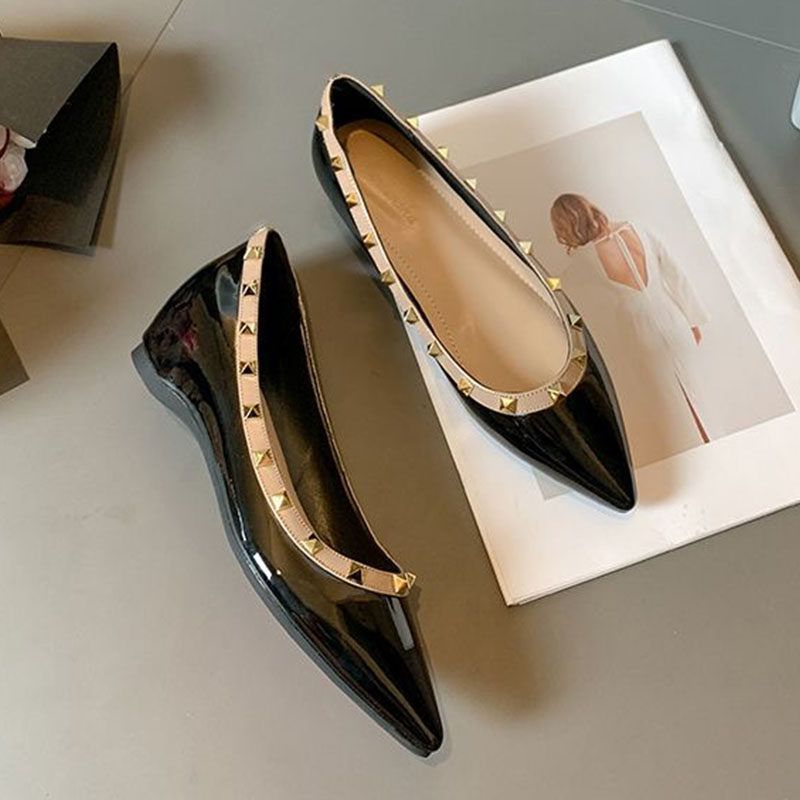 Damen Flache spitz zulaufende Lack-Ballerinas mit gepolstertem Komfortfußbett und Nietenblende Shop Nory