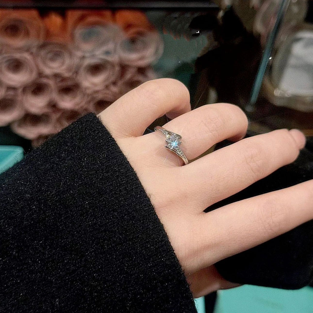 Damen Verlobungsring mit funkelndem Solitär und Zirkonia-Besatz Shop Nory
