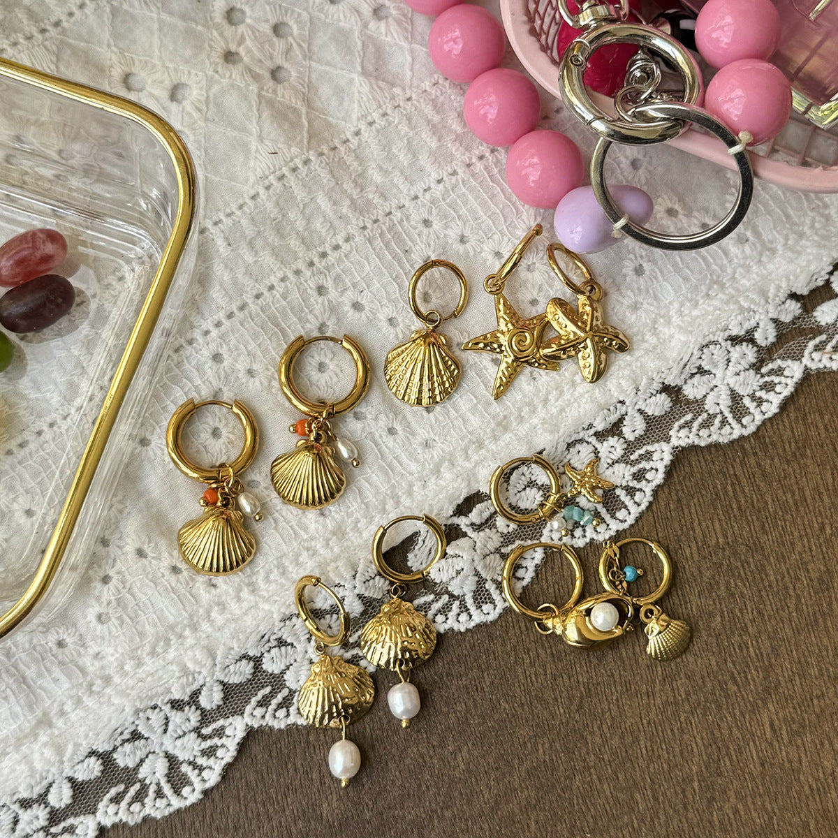 Damen Goldene Ohrringe mit Muschel-Design und Zirkonia Akzenten Shop Nory
