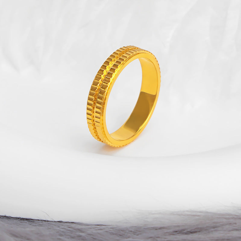 Damenring mit kunstvollem Reliefdesign und luxuriösem Goldfinish Shop Nory