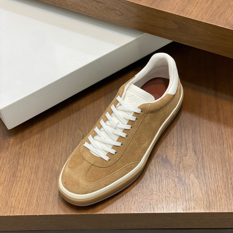 Damen Sneaker aus weichem Wildleder mit raffiniertem Schnürsystem