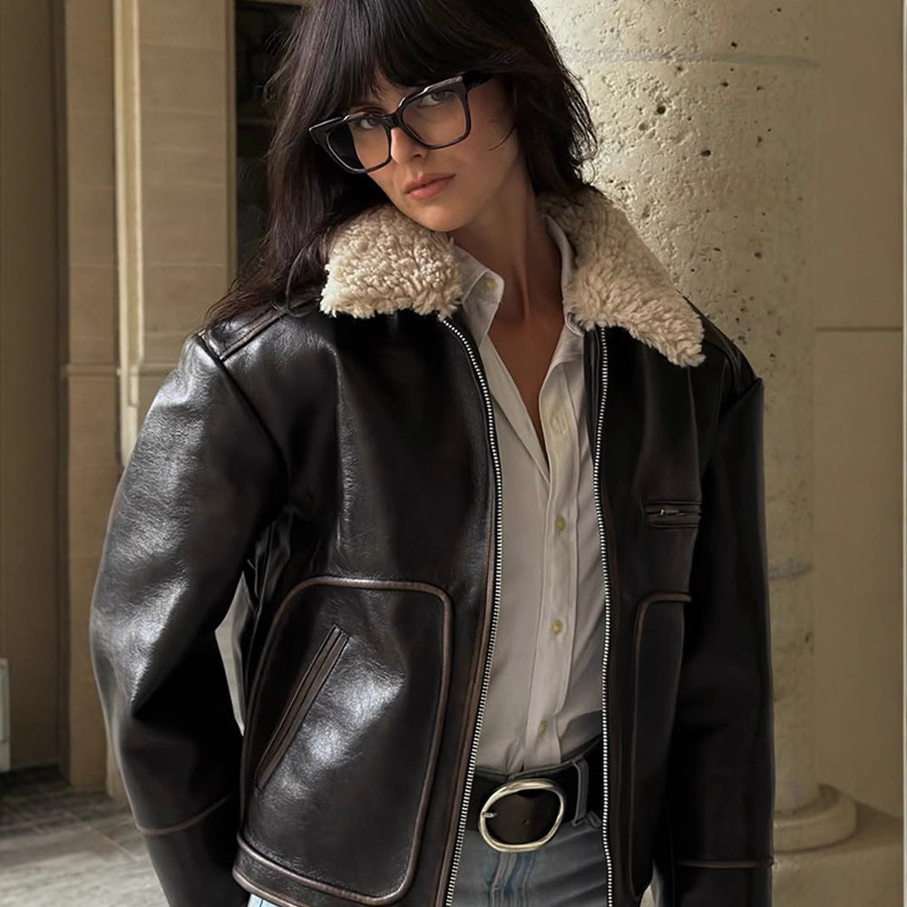 Damen Kurz geschnittene Lederimitat‑Fliegerjacke mit voluminösem Teddy‑Schalkragen und markanten Ziernähten Shop Nory