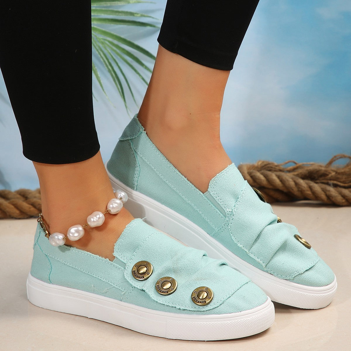 Damen Slip-On Sneakers mit modischen Knopfdetails