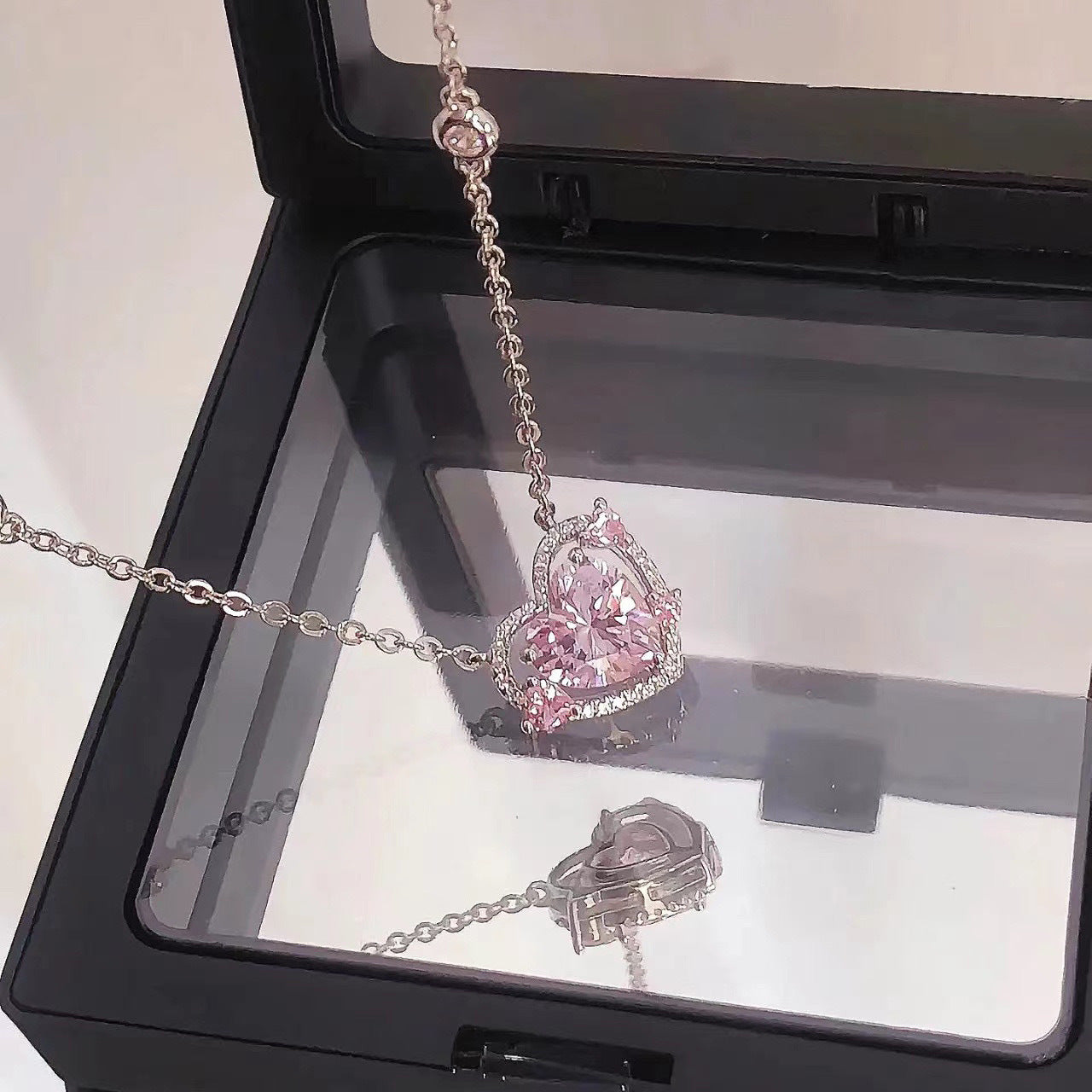 Damen Halskette mit herzförmigem, funkelndem Kristall und eleganter Silberkette Shop Nory