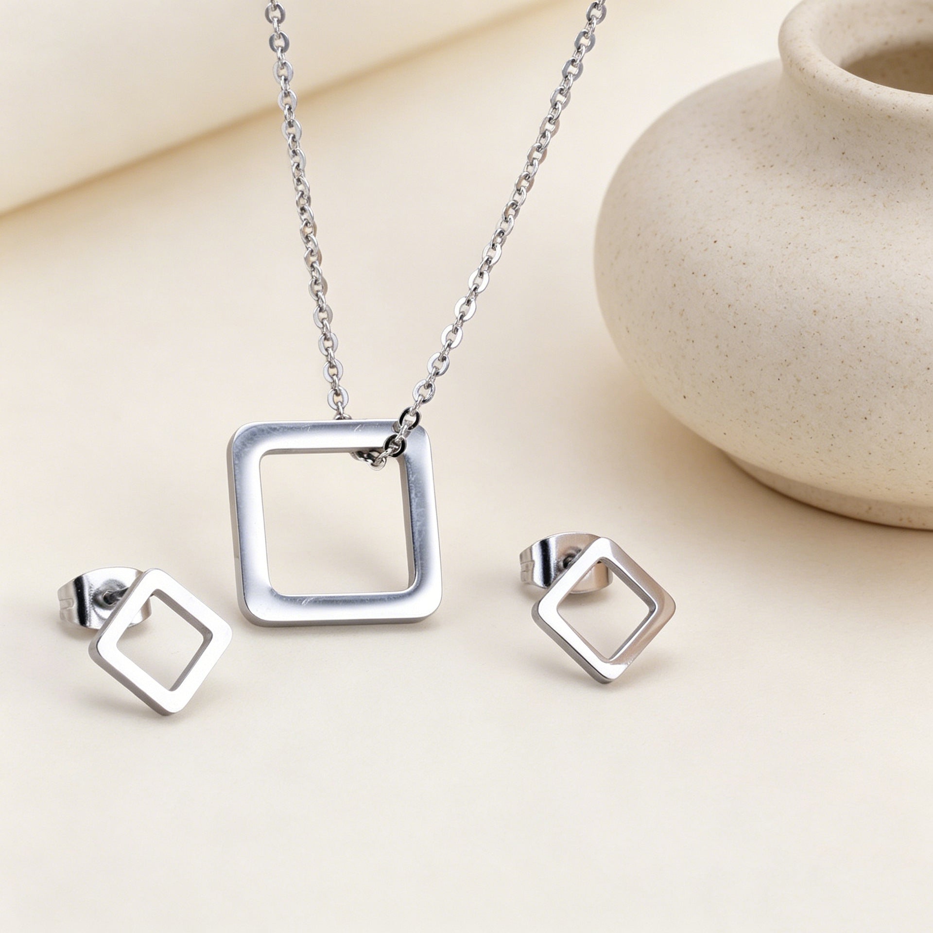 Damen Schmuckset mit quadratischen Anhängern und eleganten Ohrsteckern Shop Nory