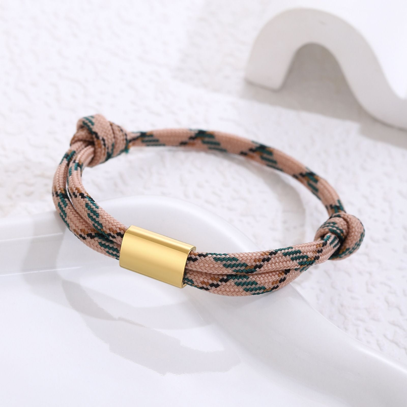 Damen geflochtenes Armband aus robustem Material mit goldener Akzentverschlus Shop Nory