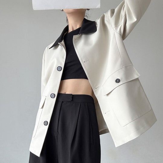 Damen Boxy Kurzjacke im leichten Trenchstil mit Kontrastkragen und kariertem Ärmelaufschlag Shop Nory