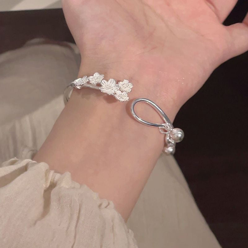 Damen Armreif mit kunstvollem Blumendesign und glamourösen Perlenakzenten Shop Nory