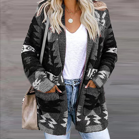Damen Strickjacke im modernen Ethno-Design mit aufgesetzten Taschen und lässigem Schnitt