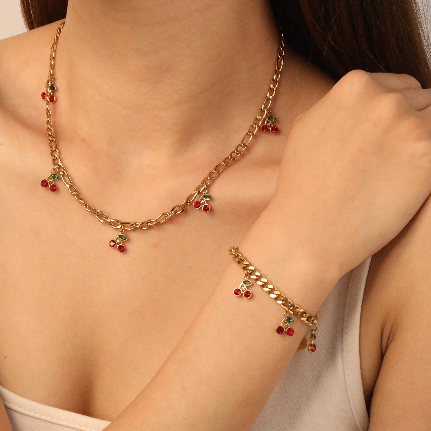 Damen Armband mit charmanten Kirsch-Anhängern und eleganter Gliederkette Shop Nory