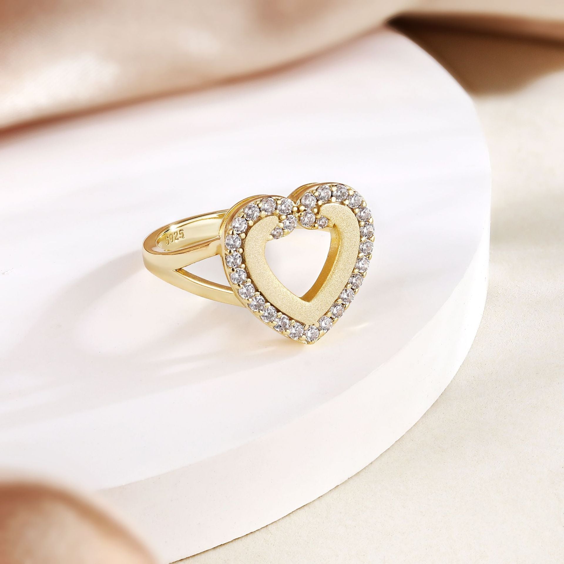 Damen herzförmiger Ring mit glitzernden Zirkonia-Steinen Shop Nory
