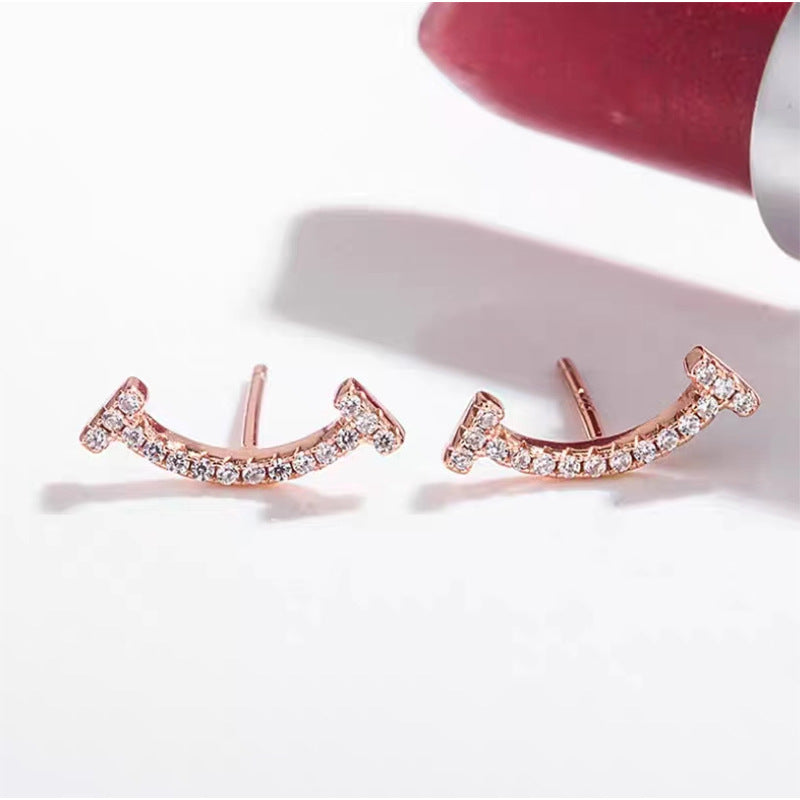 Damen Ohrringe mit modernem, geschwungenem Design und funkelnden Zirkonia Shop Nory