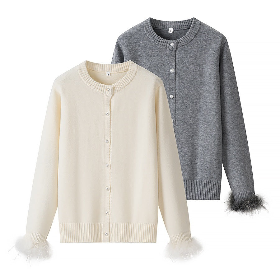 Damen Strickcardigan mit Perlenknöpfen und federbesetzten Ärmelbündchen Shop Nory
