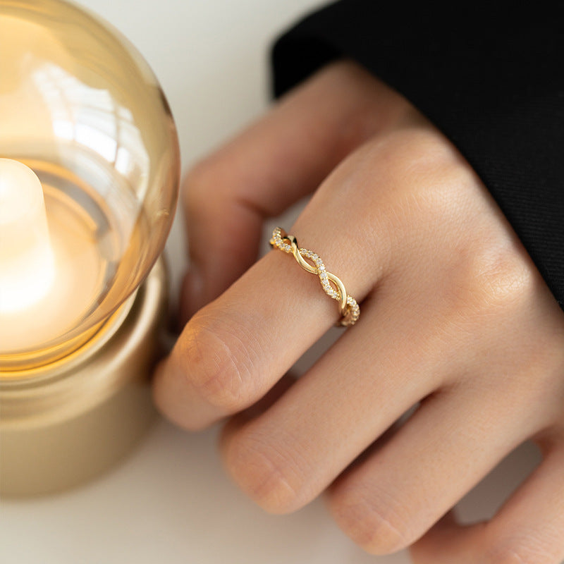Damenring mit elegantem Wellenmuster und funkelnden Akzenten Shop Nory