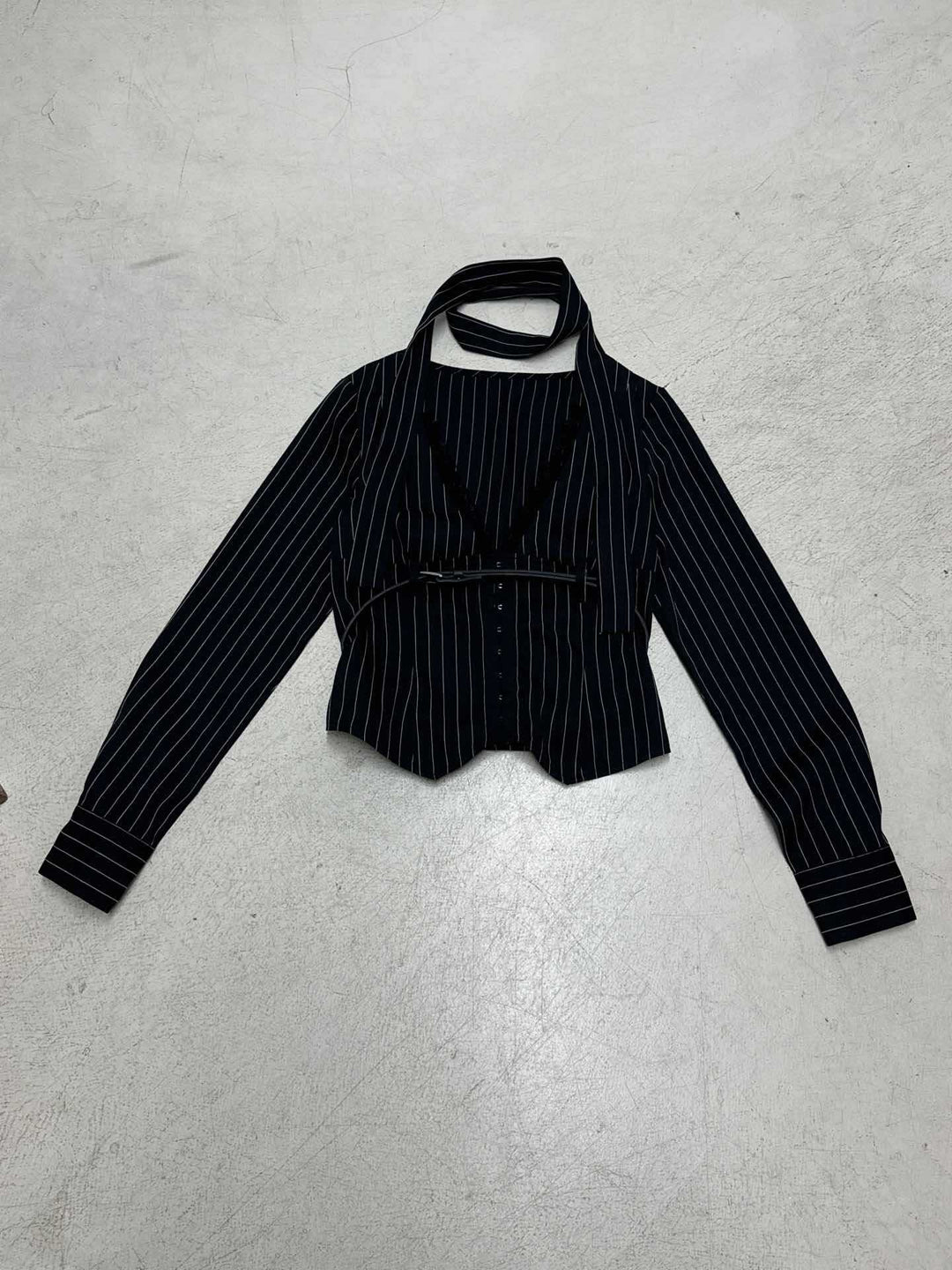 Damen nan tailliertes Langarmshirt mit Twist‑V‑Ausschnitt, Hemdkragen und Nadelstreifen-Optik Shop Nory