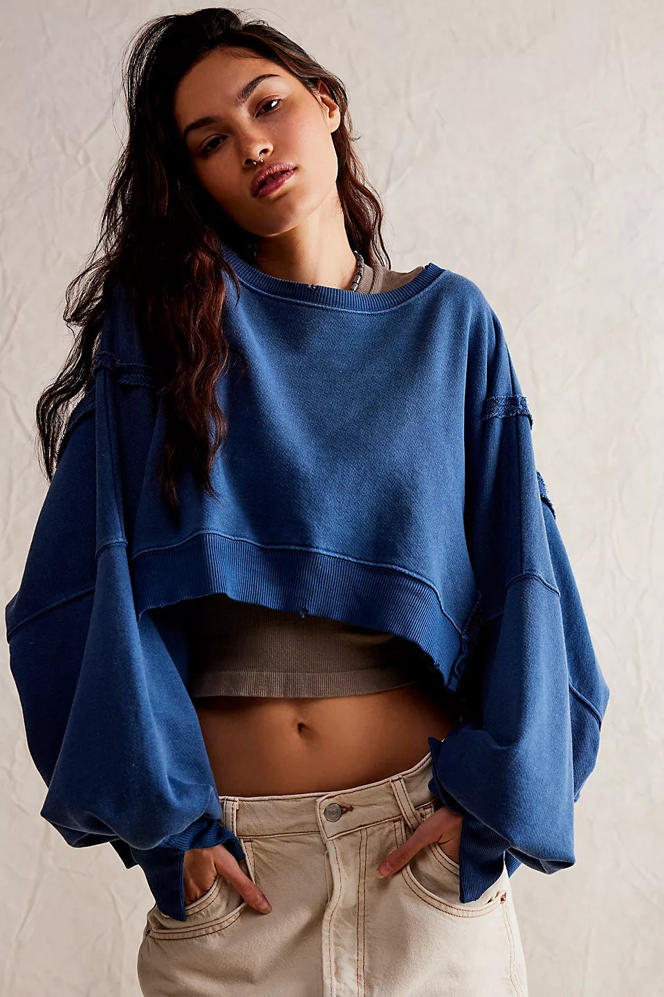 Damen cropped Oversize-Sweatshirt mit Daumenloch, fransigem Saum und weitem Raglanärmel Shop Nory