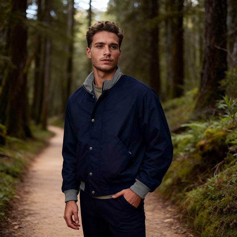 Herren Kurzjacke im urbanen Outdoor-Stil mit Stehkragen, Druckknopfblende und Rippbündchen Shop Nory