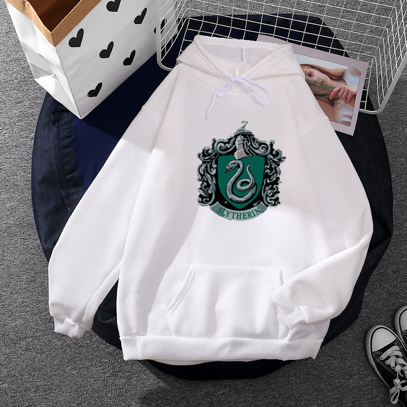 Damen nan gemütlicher Kapuzenpullover im Oversize-Cut mit heraldischem Schlangenwappen und weichem Fleece-Innenfutter Shop Nory