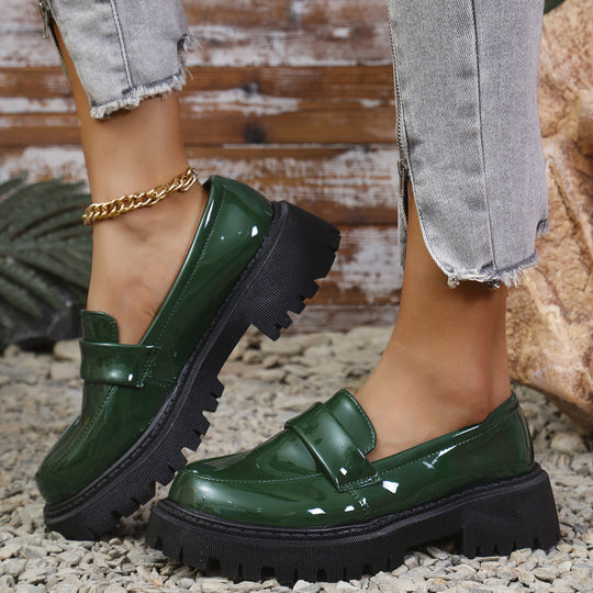 Damen modische Slip-On Loafers mit robustem Profil und glänzendem Finish Shopnory