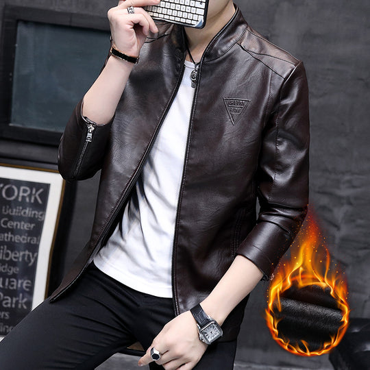 Herren Slim-Fit Kunstleder-Motojacke mit Stehkragen, Zipper-Ärmeln und minimalistischer Logo‑Applikation Shop Nory