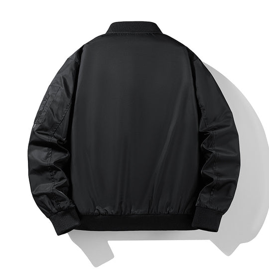 Herren Flieger-Bomberjacke im klassischen Aviator‑Stil aus technischem Nylon mit kontrastierendem Innenfutter, Ärmeltasche und Rippenbündchen Shop Nory