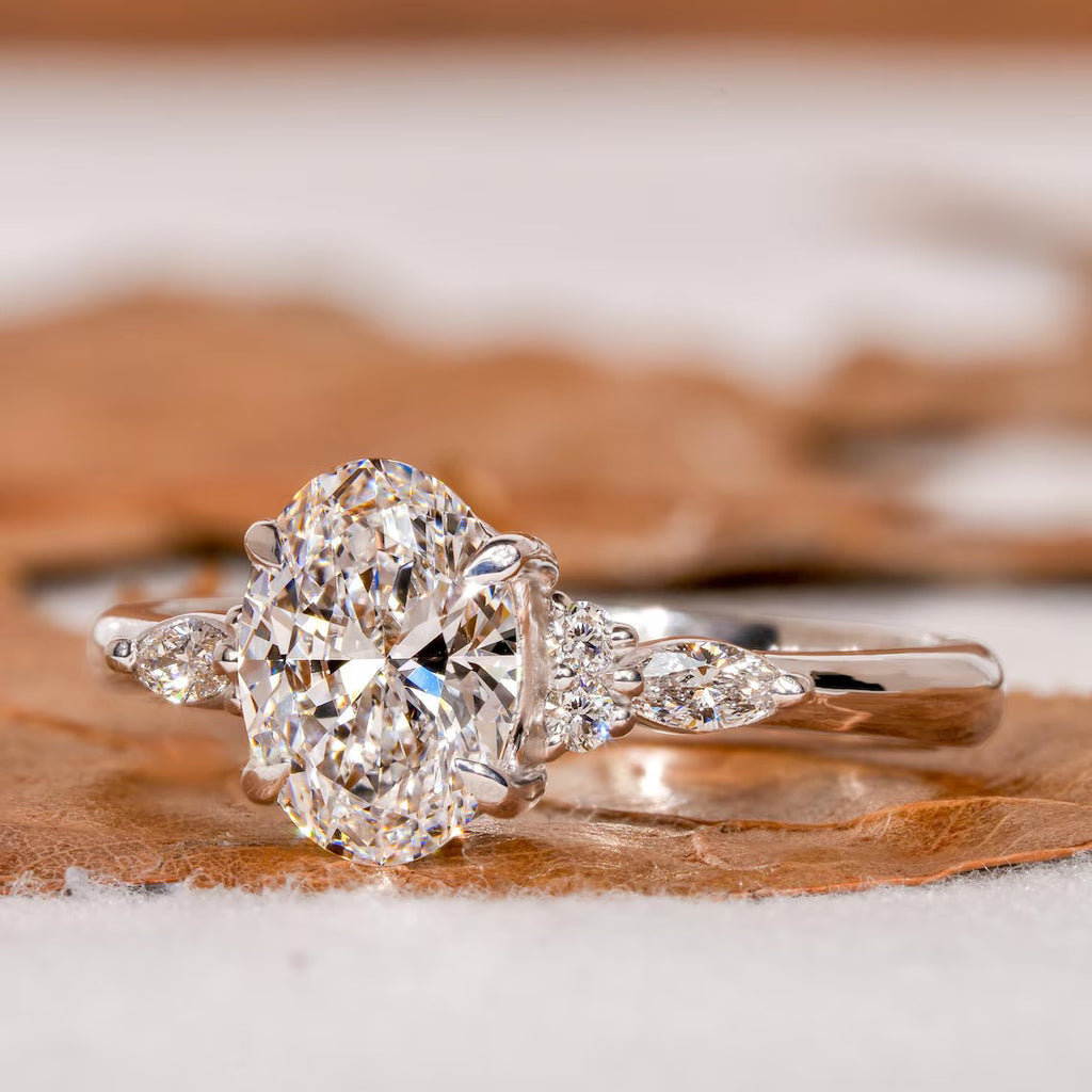 Damen eleganter Verlobungsring mit ovalem Diamanten und kunstvollen Zirkonia-Steinen Shop Nory