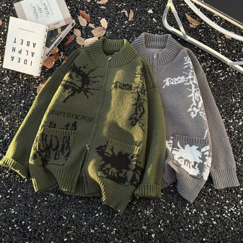 Unisex Grobgestrickte Zip‑Strickjacke mit hohem Rippenkragen, Jacquardmuster und aufgesetzten Taschen Shop Nory