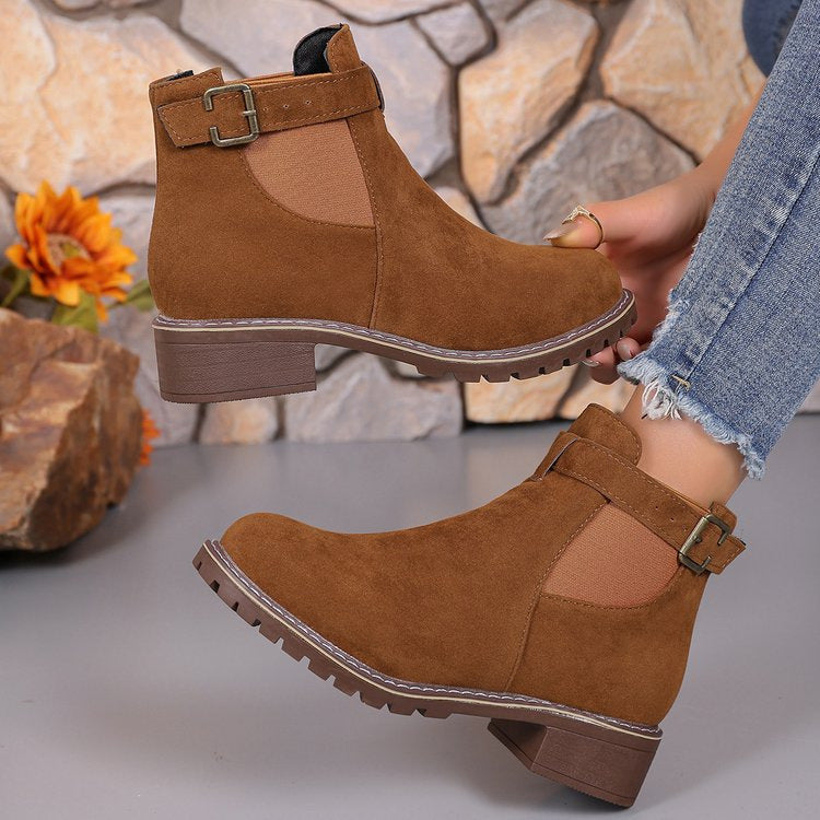 Damen Wildleder-Optik Chelsea-Stiefelette mit dekorativem Schnallenriemen, elastischem Einsatz und grober Profilsohle Shop Nory