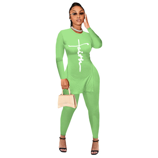 Damen Enganliegendes zweiteiliges Lounge-Set mit langem Shirt, figurbetonten Leggings und vertikalem Schriftzug Shop Nory
