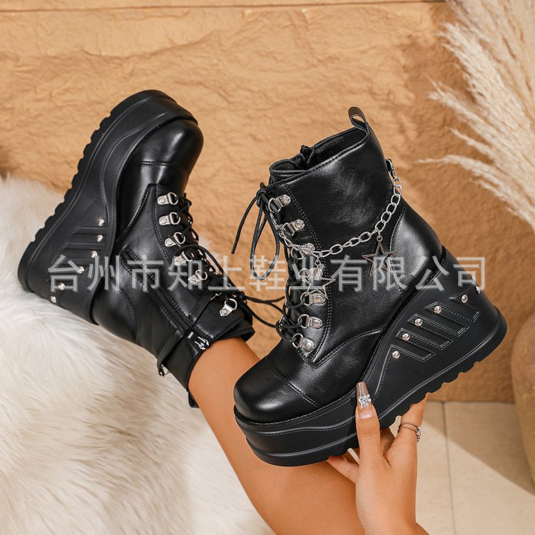 Damen nan Gothic Plateau-Stiefelette mit Schnürung, Ösenriemen und Anhänger-Details Shop Nory