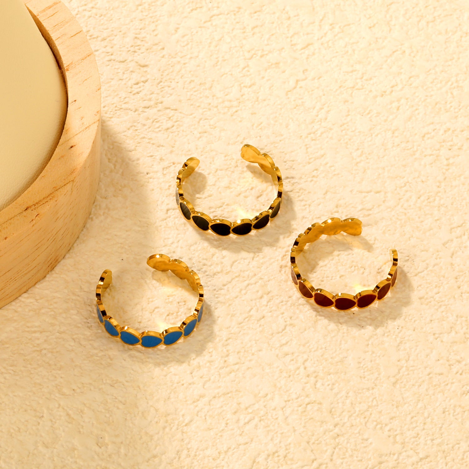 Damen Offenes Armband mit Herzmotiven Shop Nory
