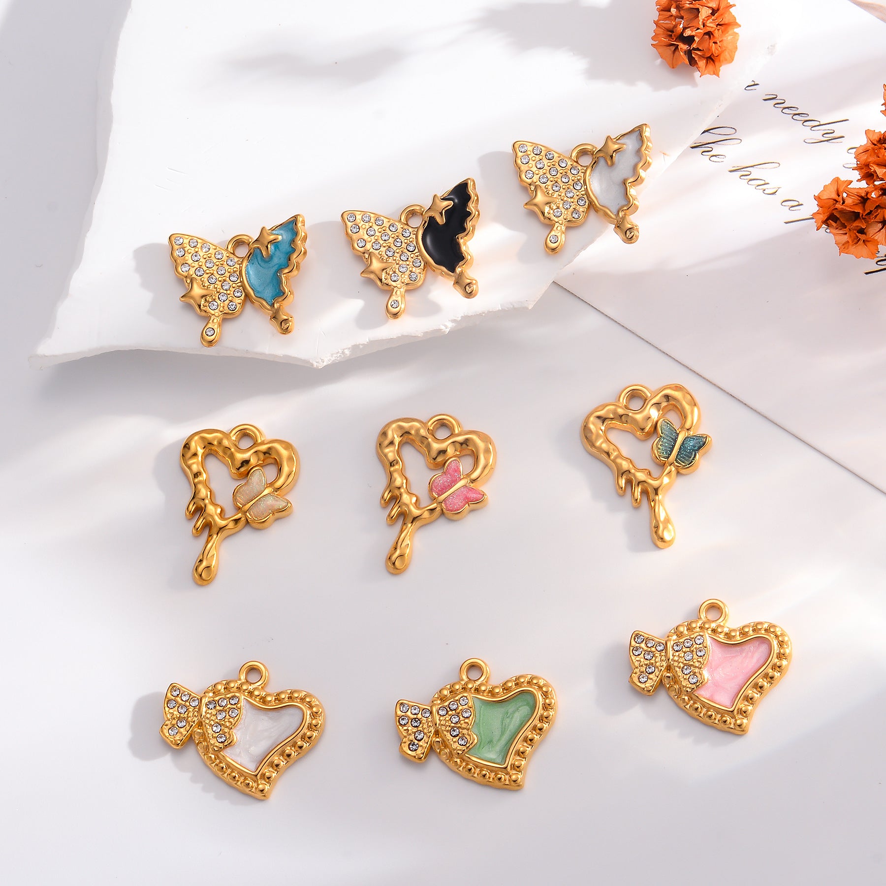 Damen Anhänger mit filigranem Schmetterlingsdesign und herzförmigem Einsatz Shop Nory