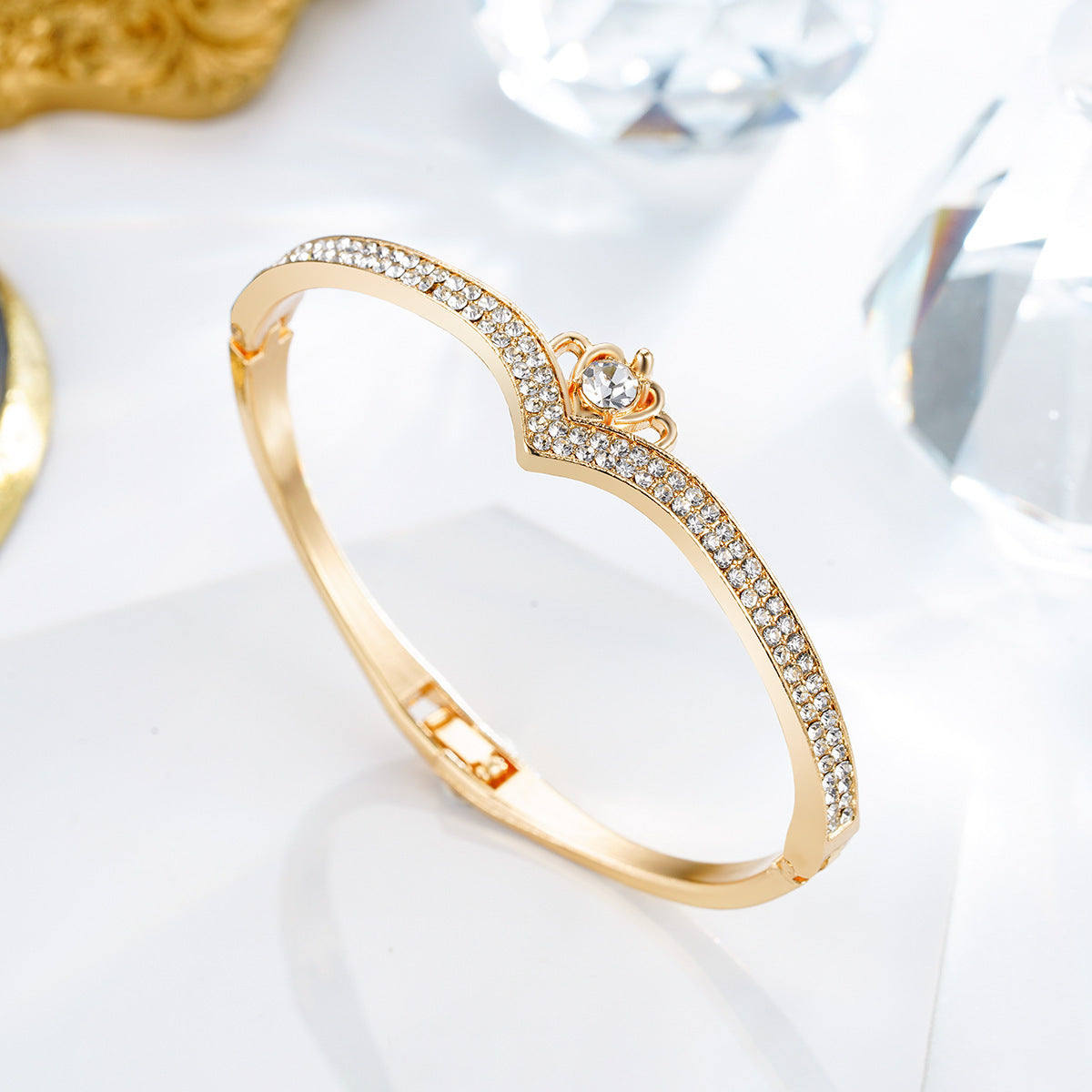 Damen Armreif mit funkelndem Zirkonia-Besatz und elegantem Design Shop Nory