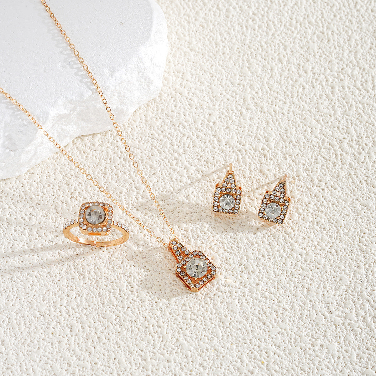 Damen Schmuckset mit funkelnden Zirkonia und eleganten Details Shop Nory