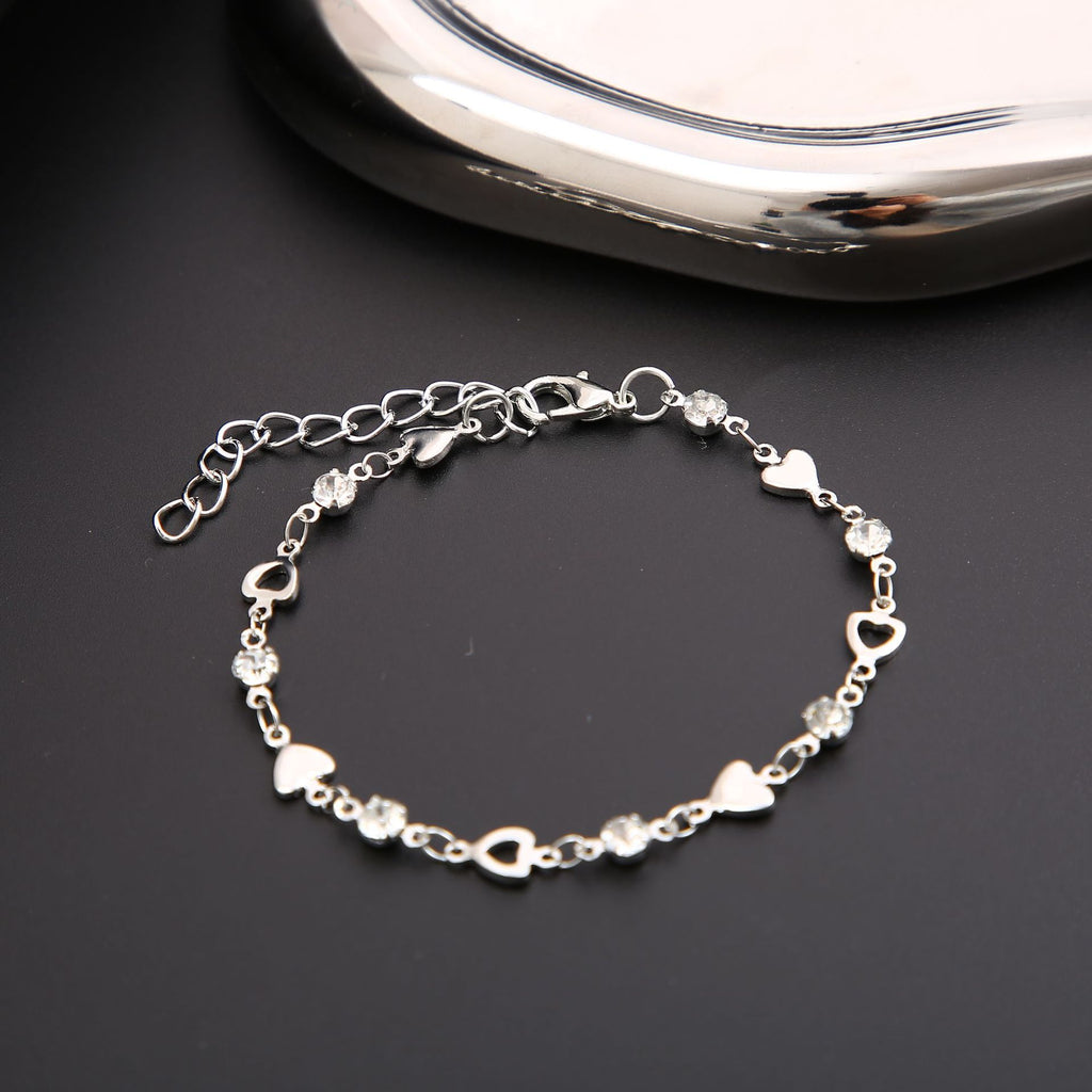 Damenarmband mit funkelnden Herz- und Kristallelementen Shop Nory